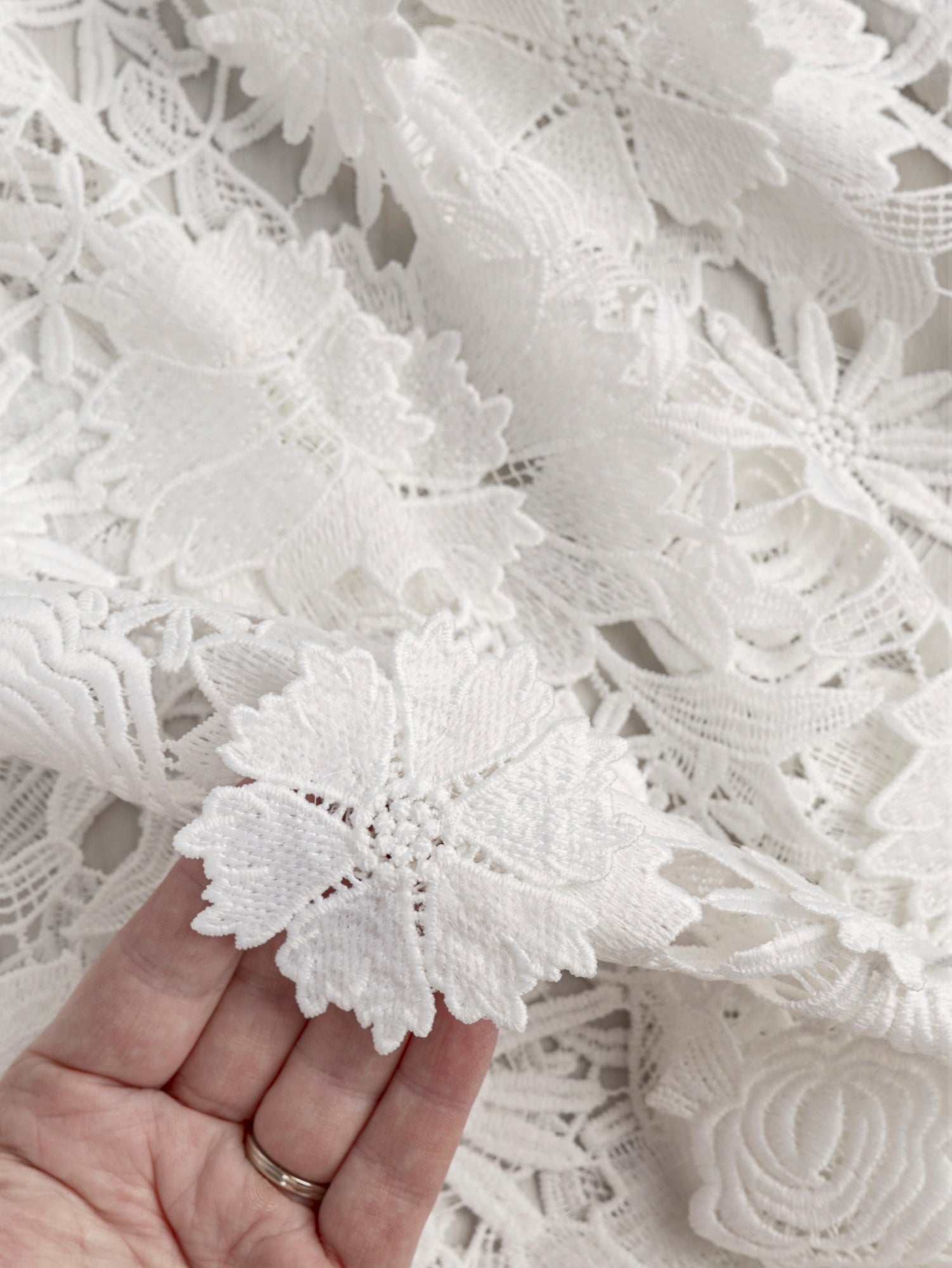 F-DEA044-3DFloral-Guipure-Lace-Deadstock-White-Core-Fabrics-detail.JPG
