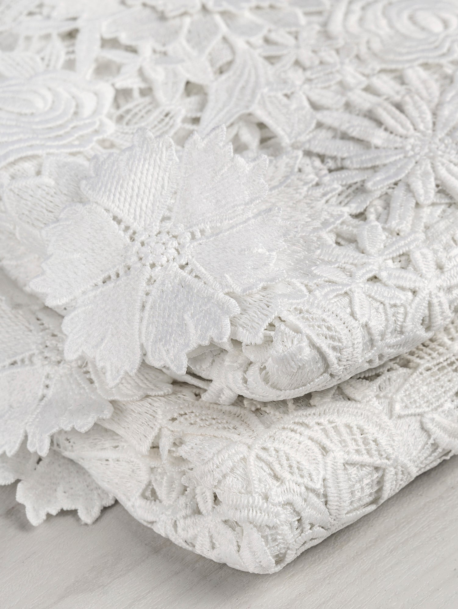 F-DEA044-3DFloral-Guipure-Lace-Deadstock-White-Core-Fabrics-fold.JPG
