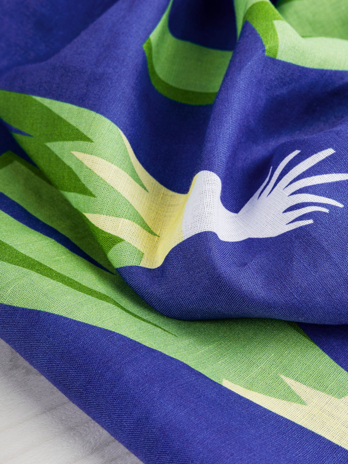F-COT359-Breath-of-Allium-Print-Organic-Cotton-Linen-Cobalt-Green-White-Core-Fabrics-scrunched