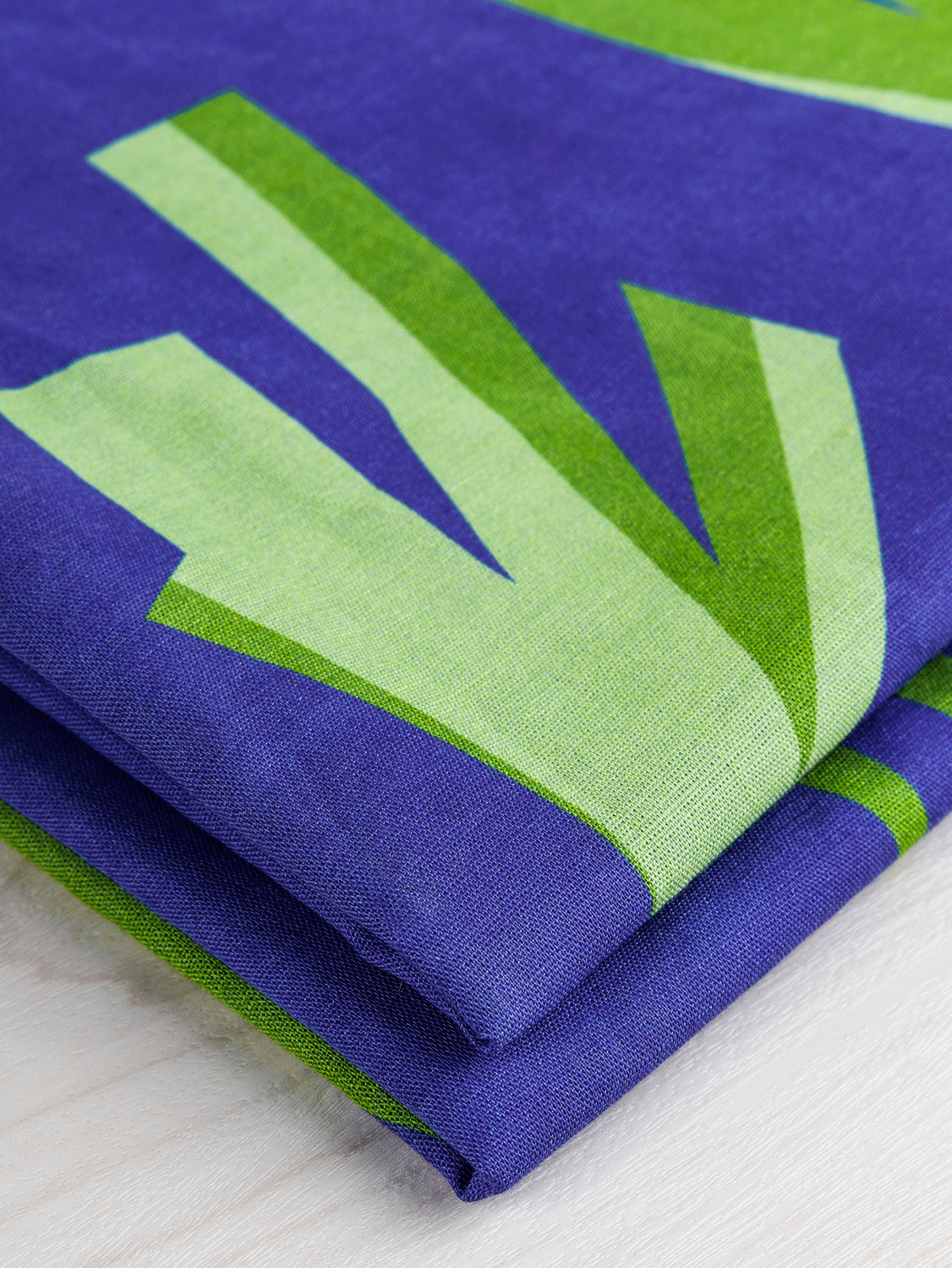 F-COT359-Breath-of-Allium-Print-Organic-Cotton-Linen-Cobalt-Green-White-Core-Fabrics-fold