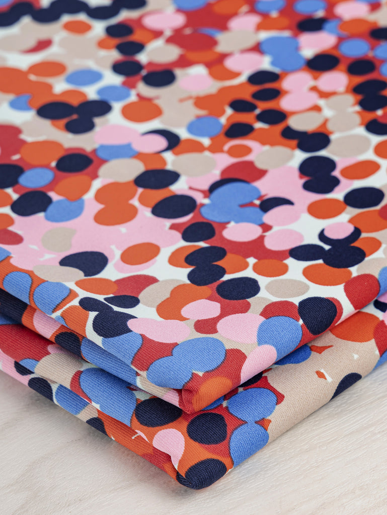 Maille extensible à motif confetti Fin de rouleau – Blanc + Rouge + Bleu