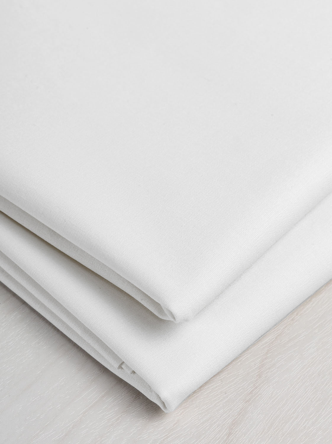 F-COT137-028-Lightweight-Silky-Cotton-Poplin-White-Core-Fabrics-fold