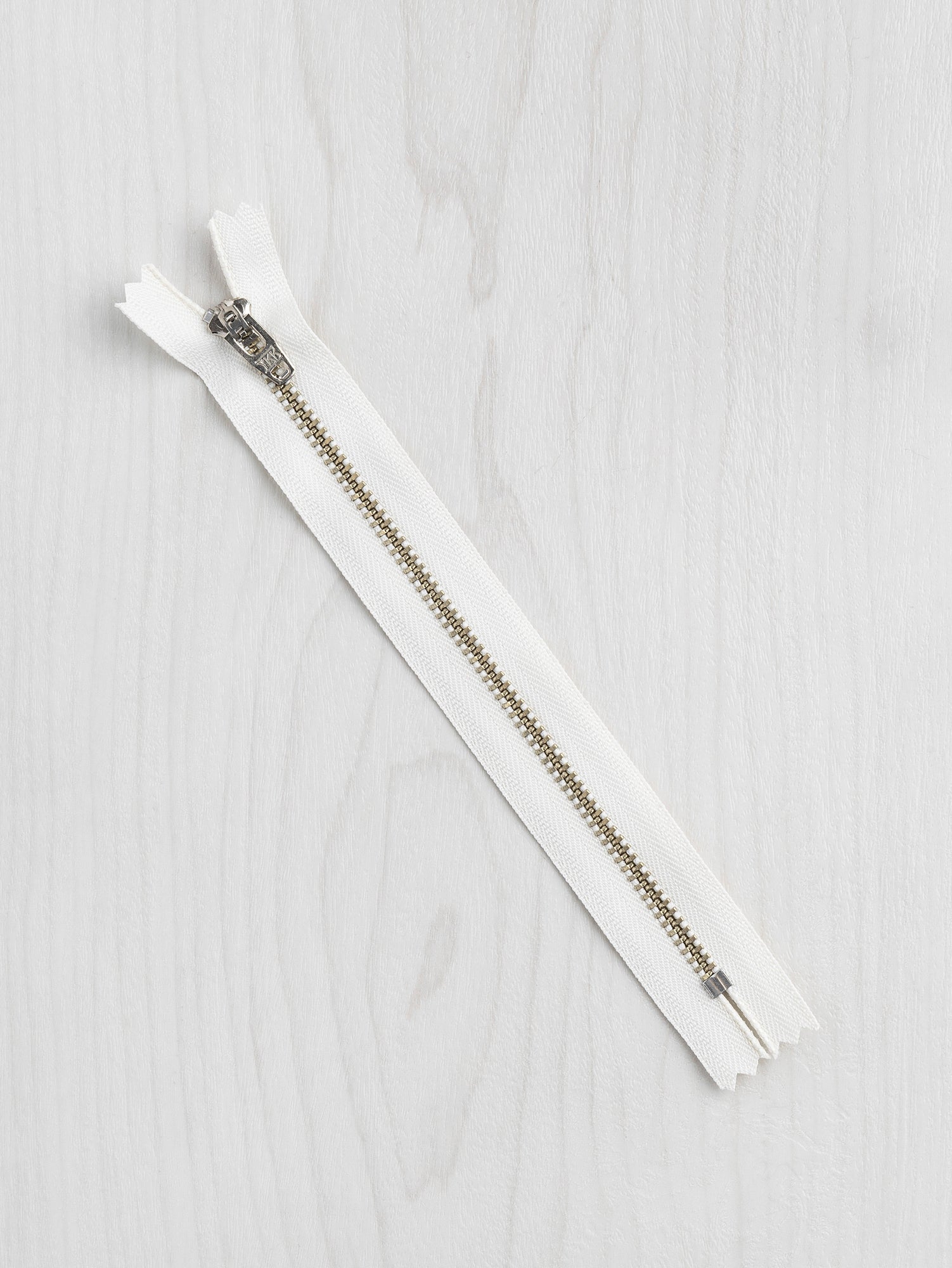 Fermeture éclair à bout fermé avec dents en métal