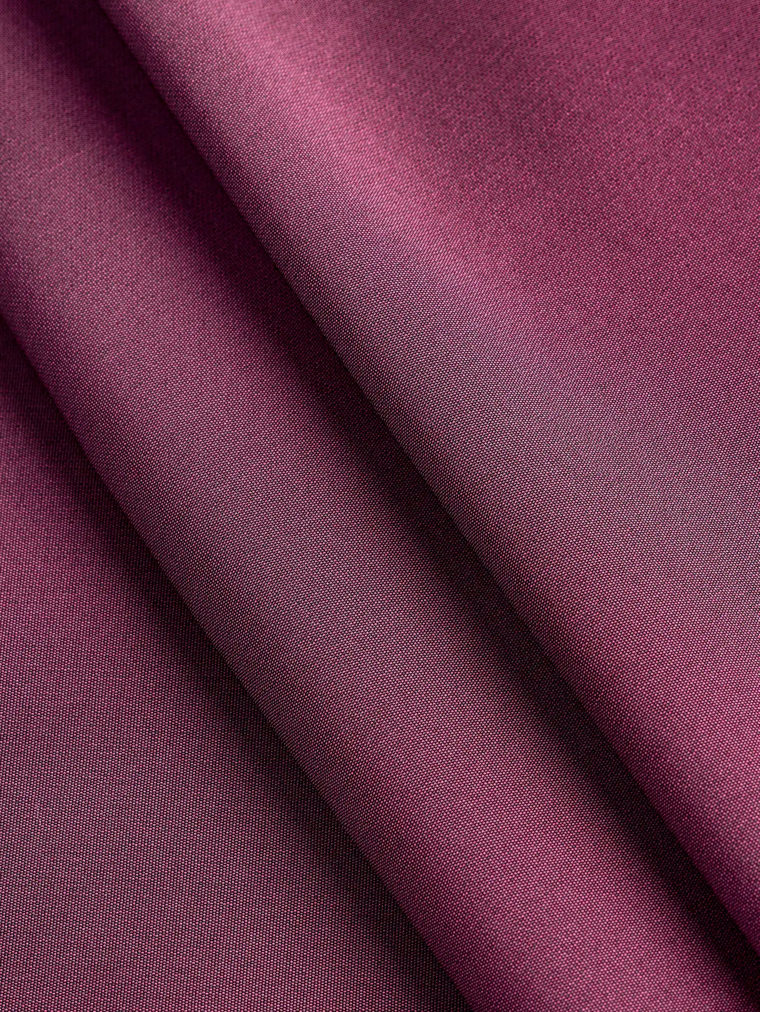 F-DEA200-Polyester-Taffeta-Deadstock-Aubergine-Core-Fabrics-fold.webp