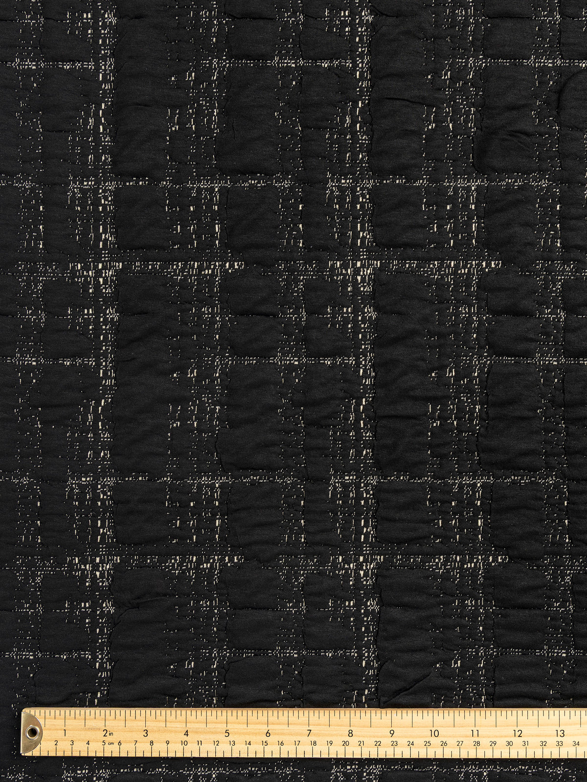 F-DEA256-001-Stretch-Quilted-Jacquard-Knit-Deadstock-Black-Core-Fabrics-ruler.webp