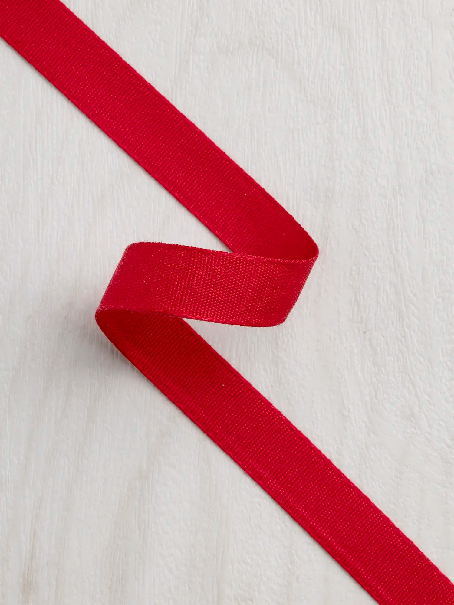 N-TAP016-004-Tencel-Lyocell-Grosgrain-Ribbon-16mm-Red-Core-Fabrics.webp